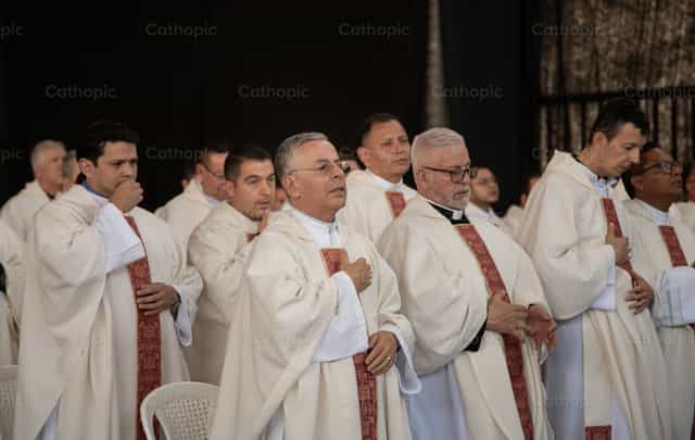 Sacerdotes concelebrando - Banco de imágenes católicas - Fotografía por Carolina BR