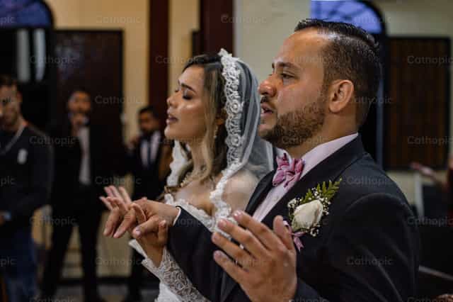 Matrimonio ora durante su boda - Banco de imágenes católicas - Fotografía por Andrés José Barbera Zambrano
