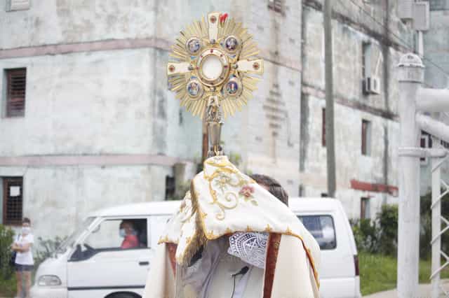 Adoración del santísimo en la calle - Banco de imágenes católicas - Fotografía por Yandry Fernández Perdomo