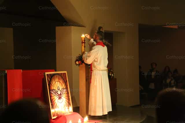 Fuego en la Vigilia Pentecostés - Banco de imágenes católicas