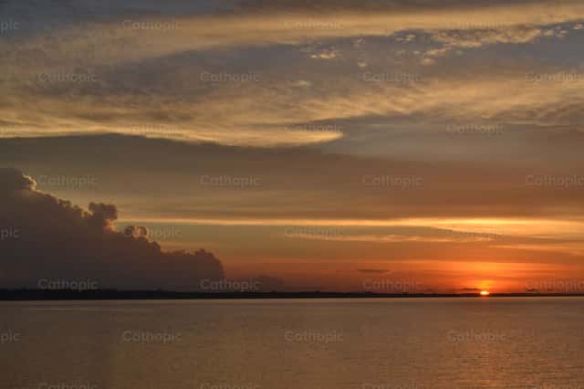 Inmenso Mar Puesta de sol en el inmenso mar - Banco de Imágenes Católicas