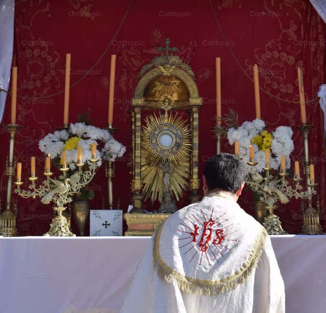 Exposition of the Blessed Sacrament in the altar - Catholic Stock Images