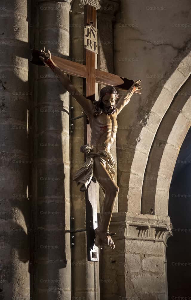 Roman statue of Jesus Christ crucified on the cross | Cathopic