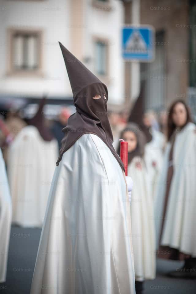 Man with capirote in Holy Week | Cathopic
