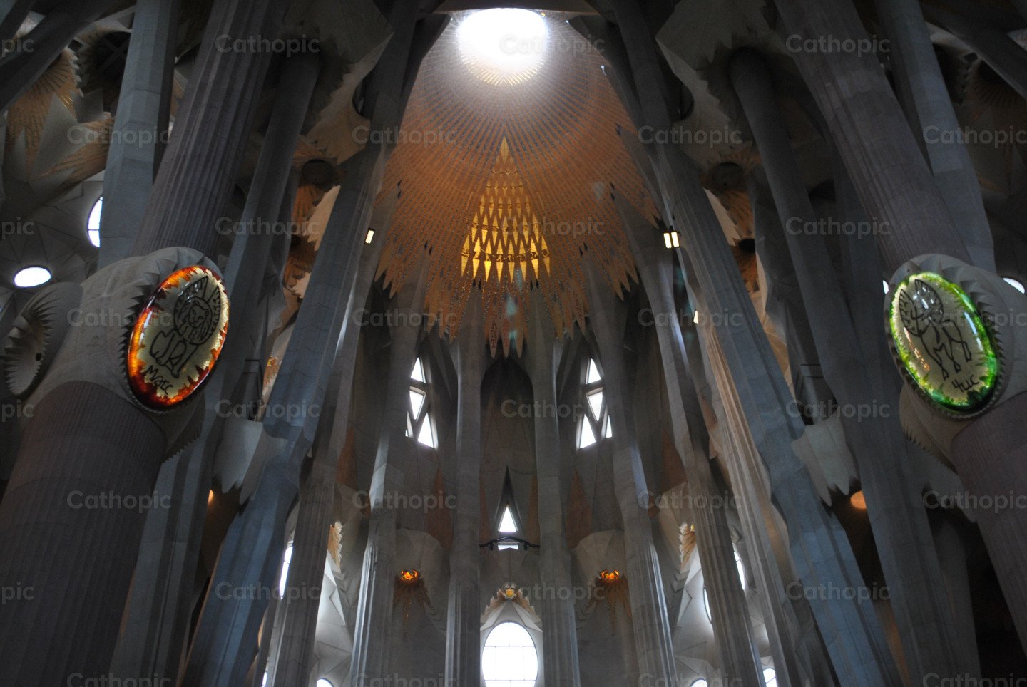 Interior de Basilica de la Sagrada Familia photo - Cathopic