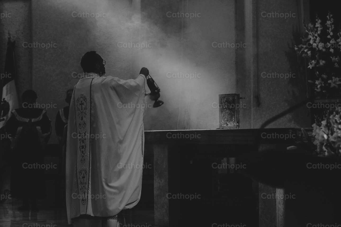 Incensing the altar photo — Cathopic