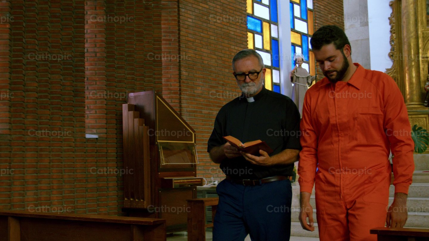 Priest accompanies a prisoner video | Cathopic