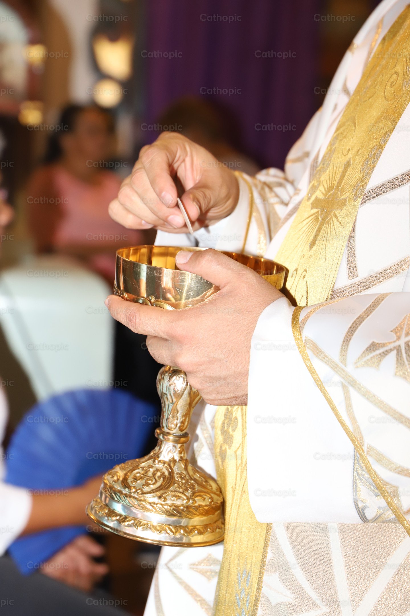 Priest delivering communion photo | Cathopic