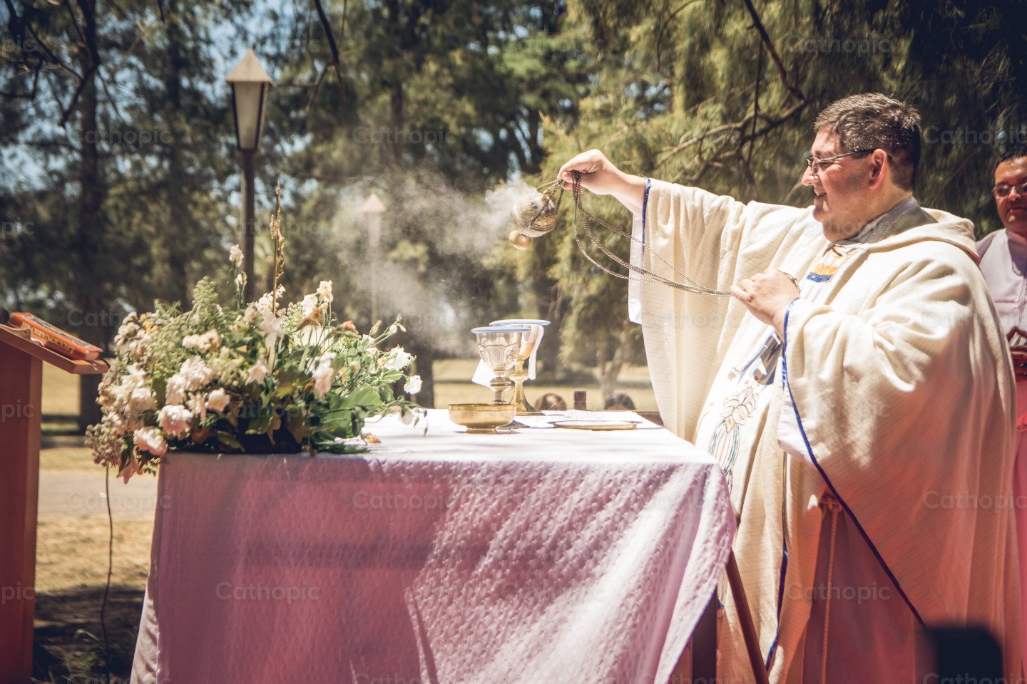 Priest incensing the altar photo | Cathopic