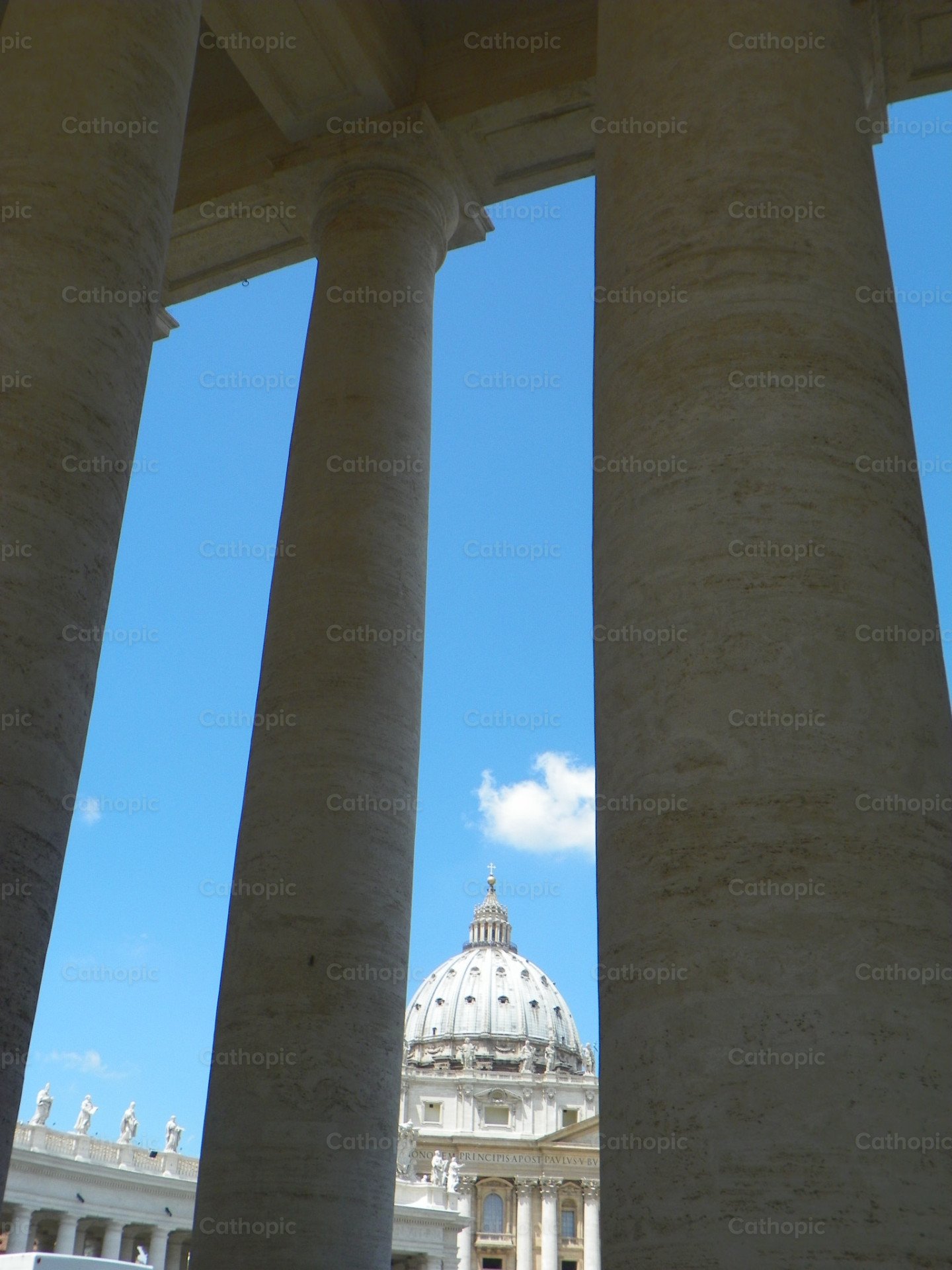 Dome in between the columns photo | Cathopic