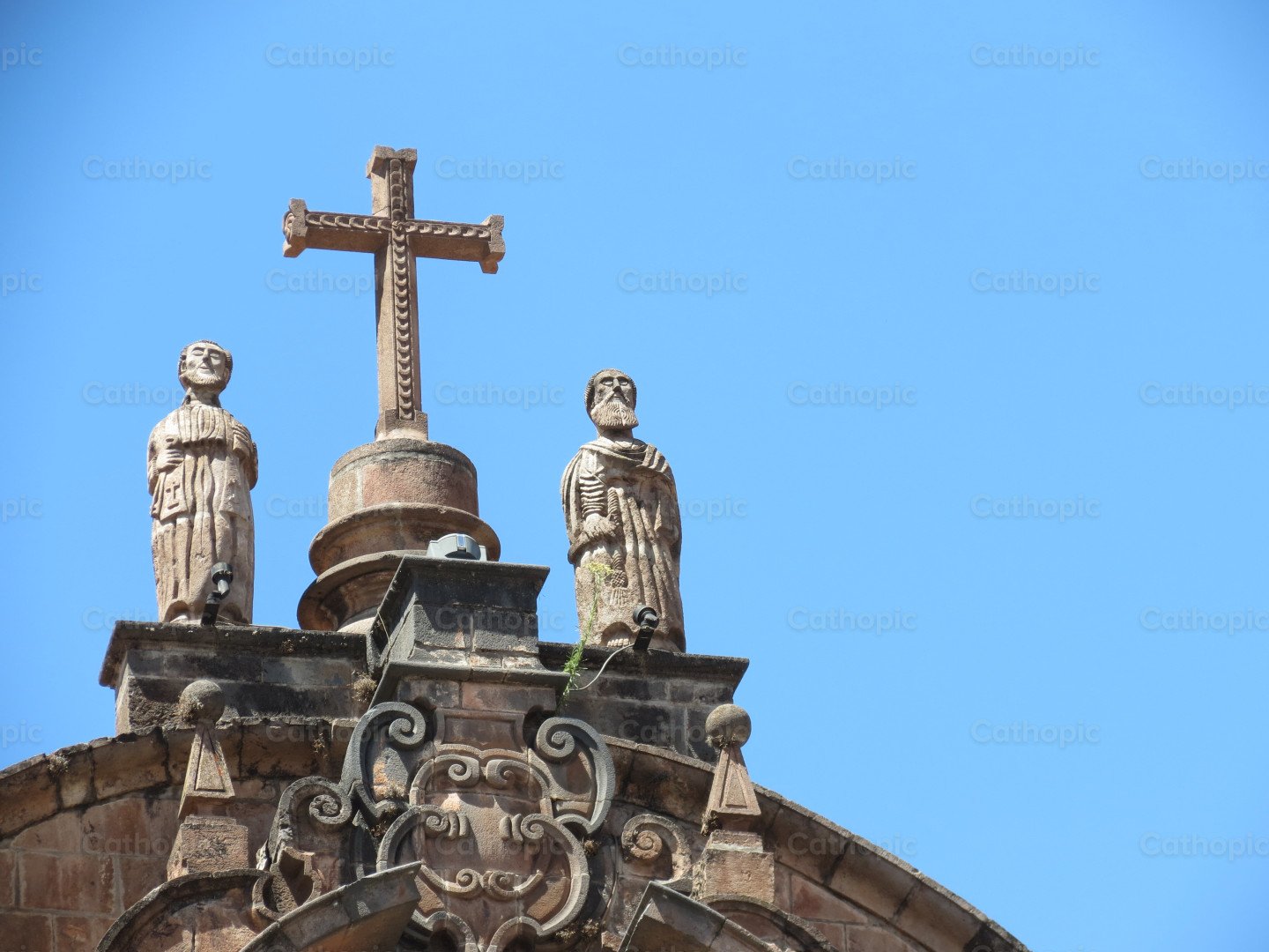 Stone cross, colonial architecture photo — Cathopic